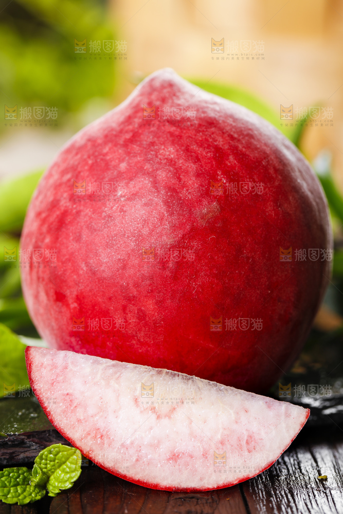黑底上摆放着切块的蜜桃