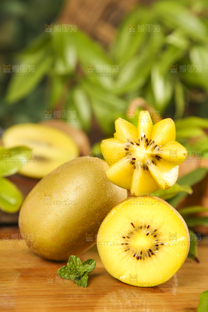 木板上放着陕西黄心猕猴桃