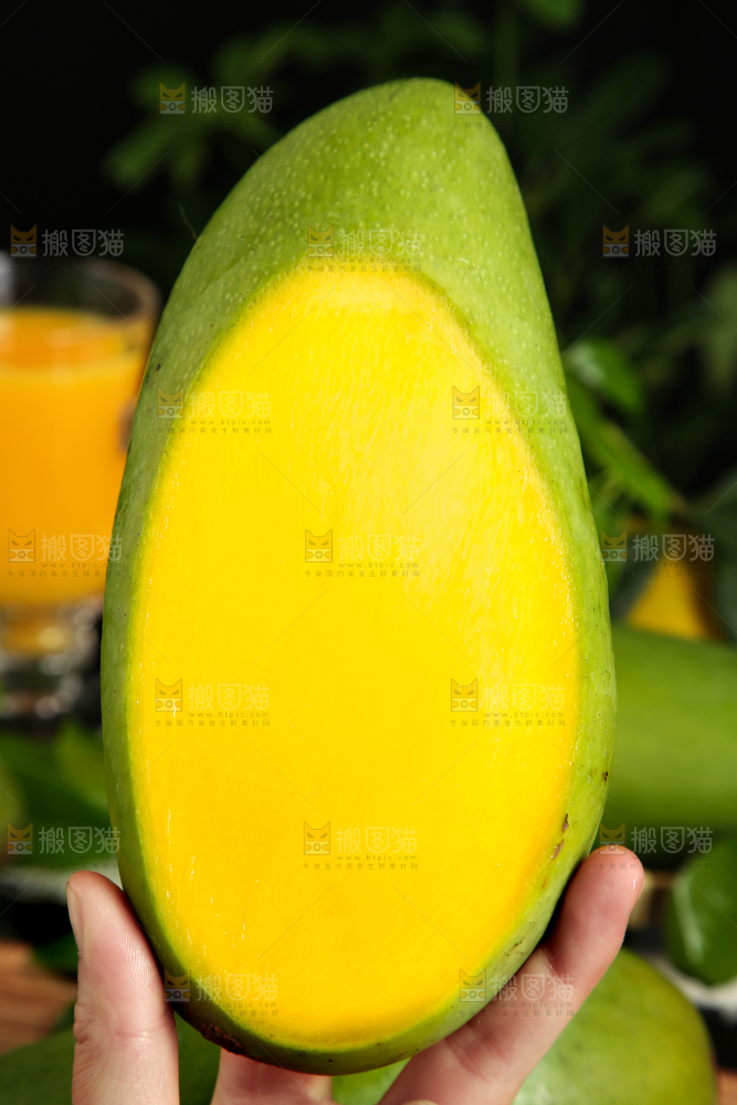 手里拿着大青芒