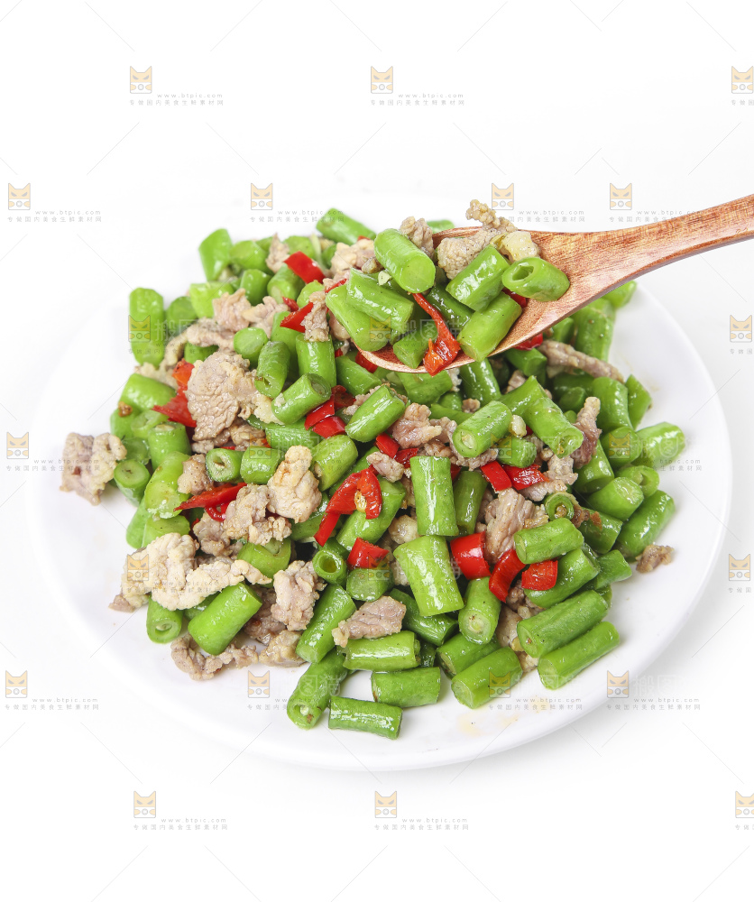 盘子里装着豇豆炒肉
