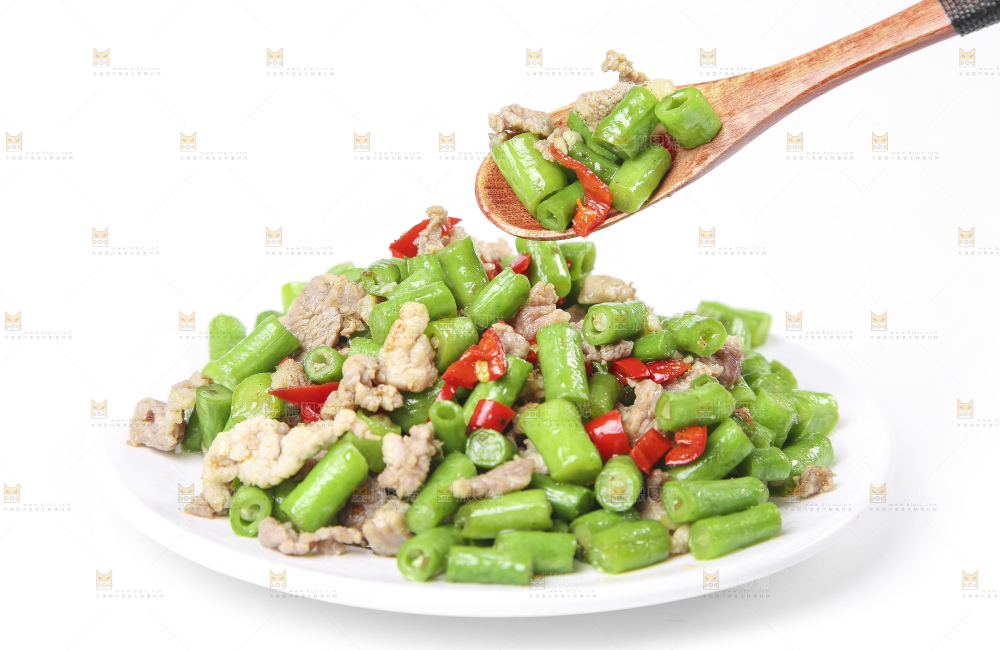 盘子里装着豇豆炒肉