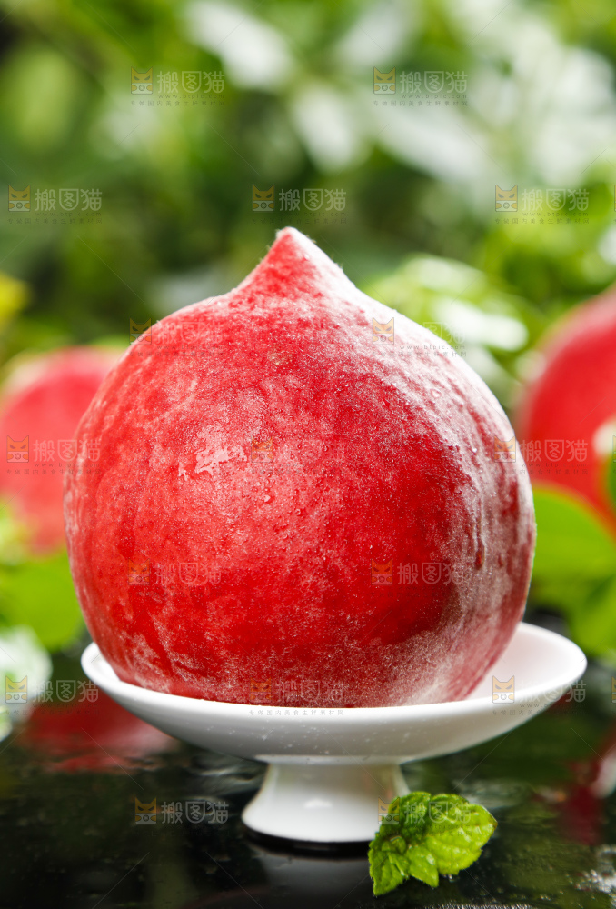 碟子里放着阳山水蜜桃