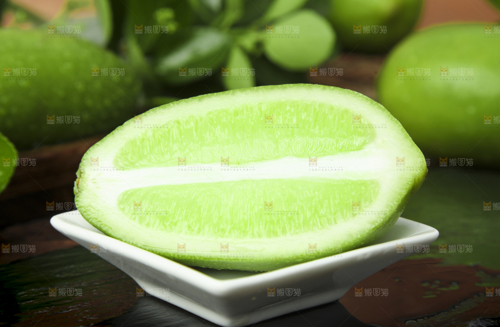 盘子里装着香水柠檬