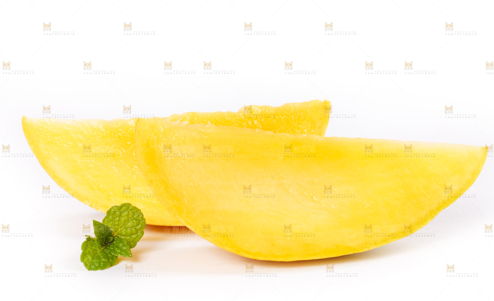 白底上摆放着一块芒果