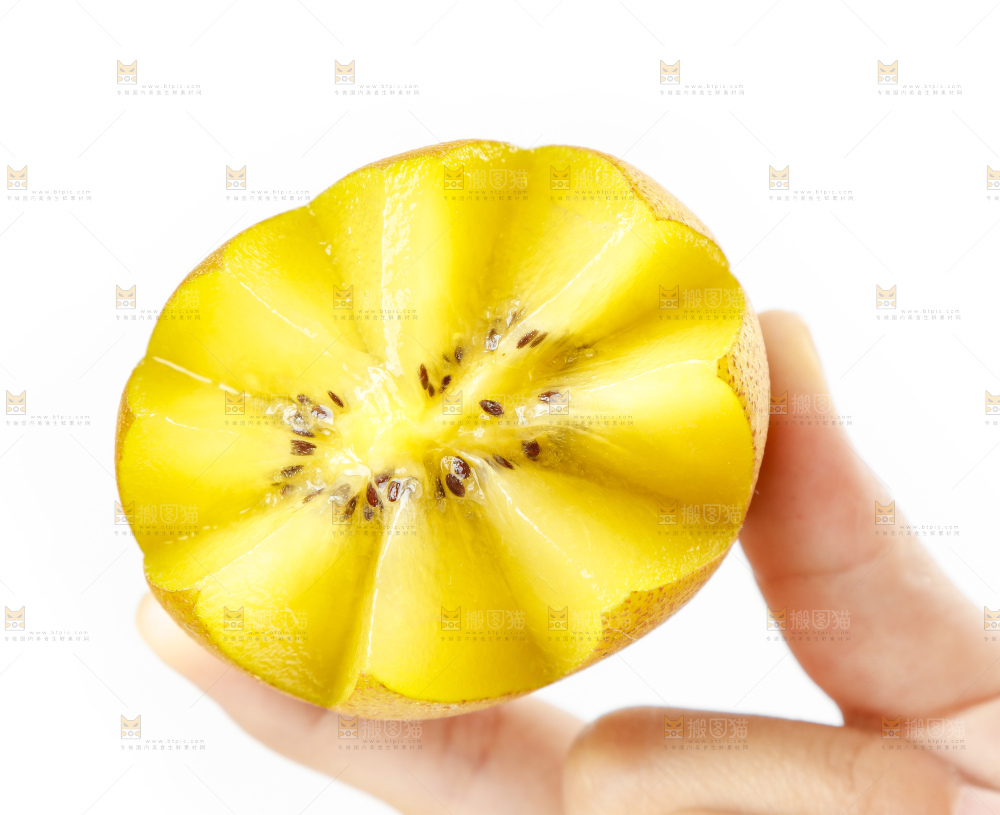 手里拿着黄心奇异果