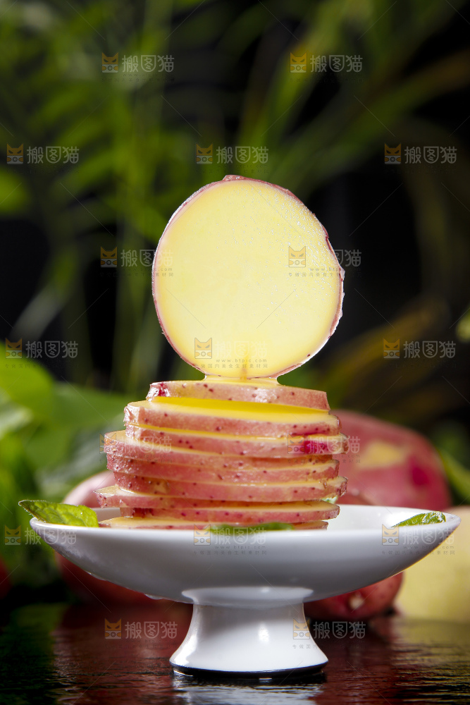 碟子里装着红皮黄心土豆