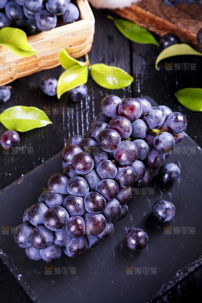黑底上摆放着云南夏黑葡萄