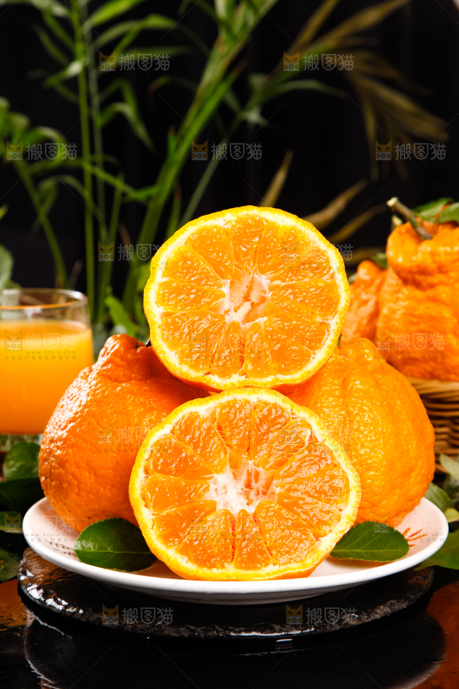 盘子里放着柑橘