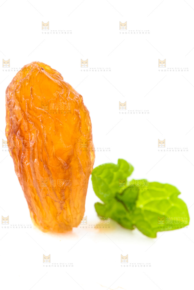 白底上摆放着黄葡萄干