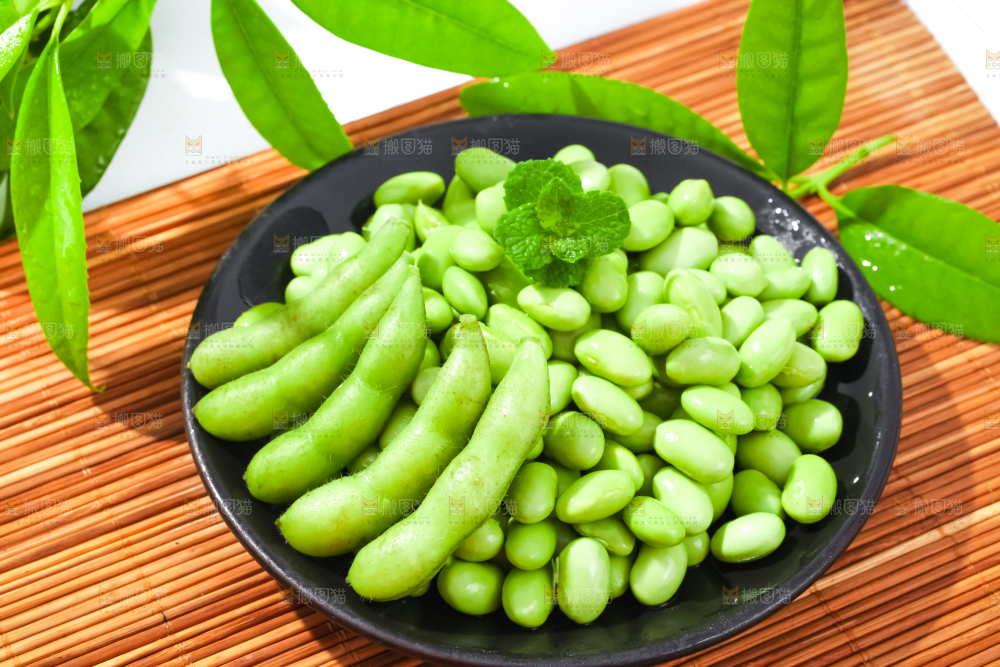 盘子里摆放着毛豆
