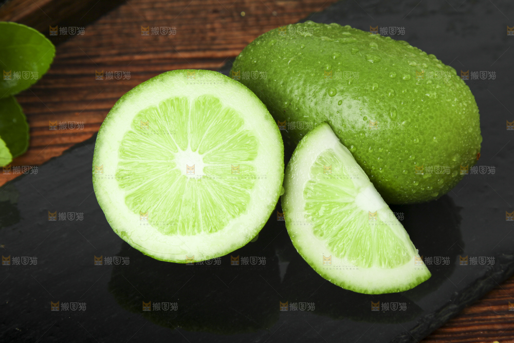 黑底上摆放着无籽青柠檬