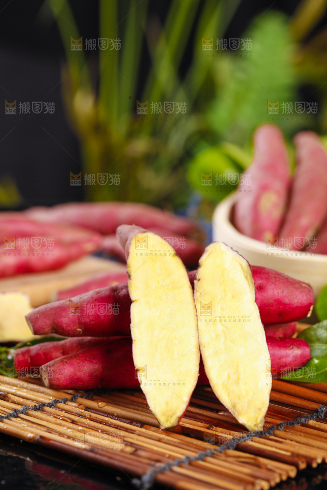 木底上摆放着小红薯