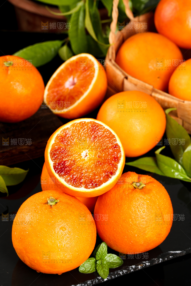 黑底上放着长寿塔罗科血橙