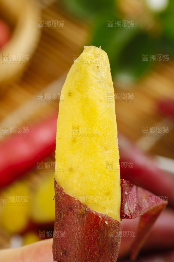 手里拿着小香薯