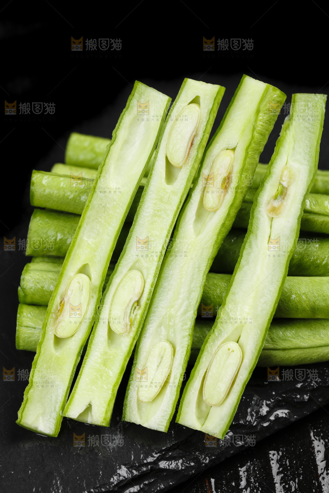黑底上摆放着长豆角