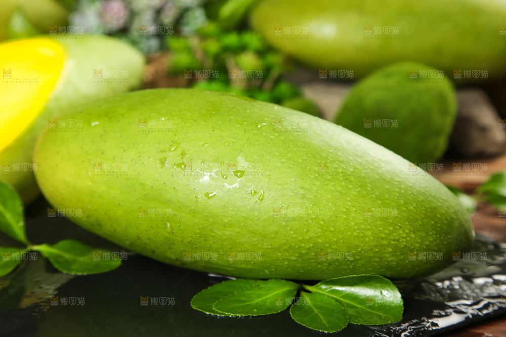 黑底上摆放着大青芒