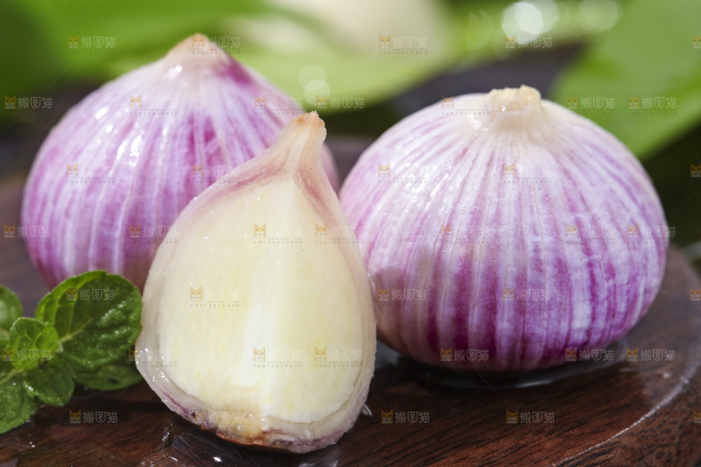 深底上摆放着云南独头蒜