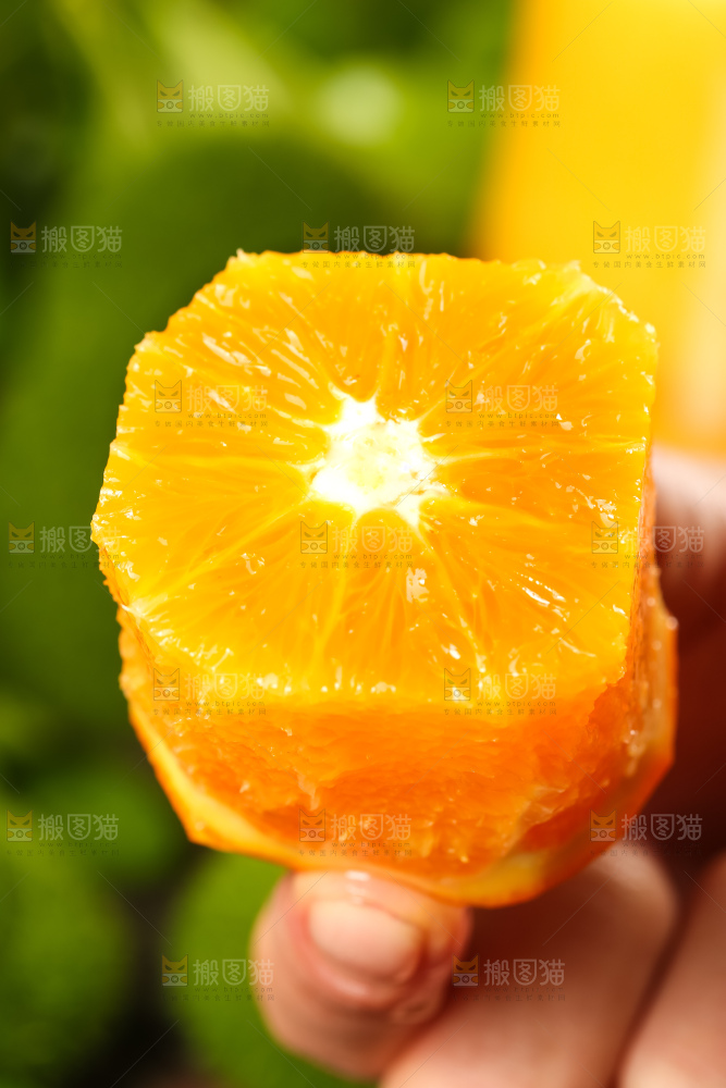 手里拿着脐橙