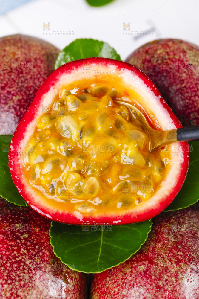 堆放着切开的百香果