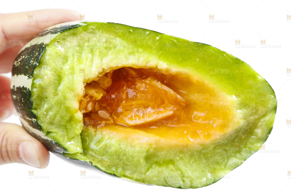 手里拿着羊角蜜甜瓜