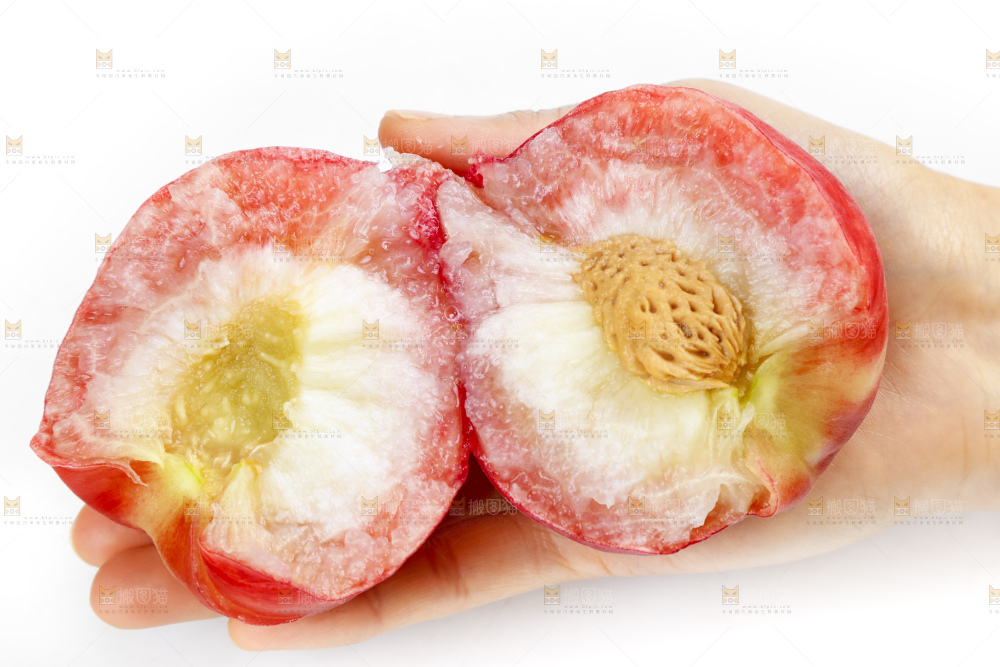 手里拿着鲜嫩水蜜桃