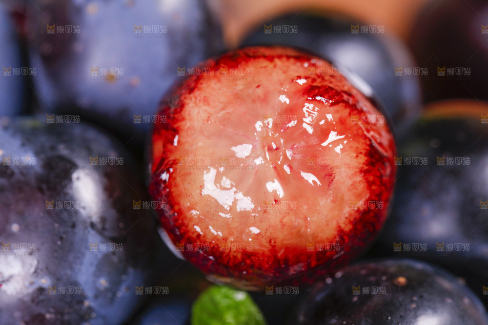 堆放着一堆的无籽黑提