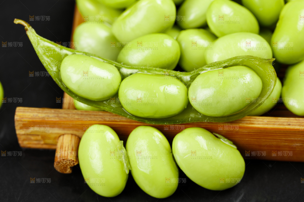 木盒里装着嫩毛豆