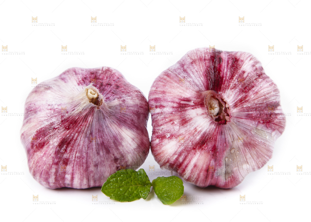 白底上放着紫皮蒜