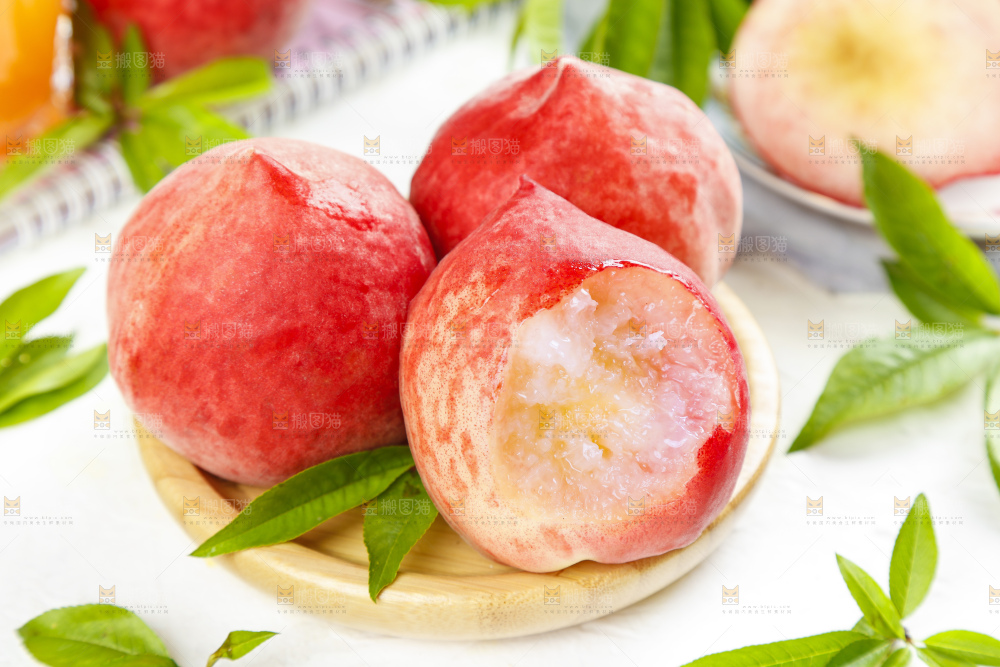 碟子里装着陕西水蜜桃