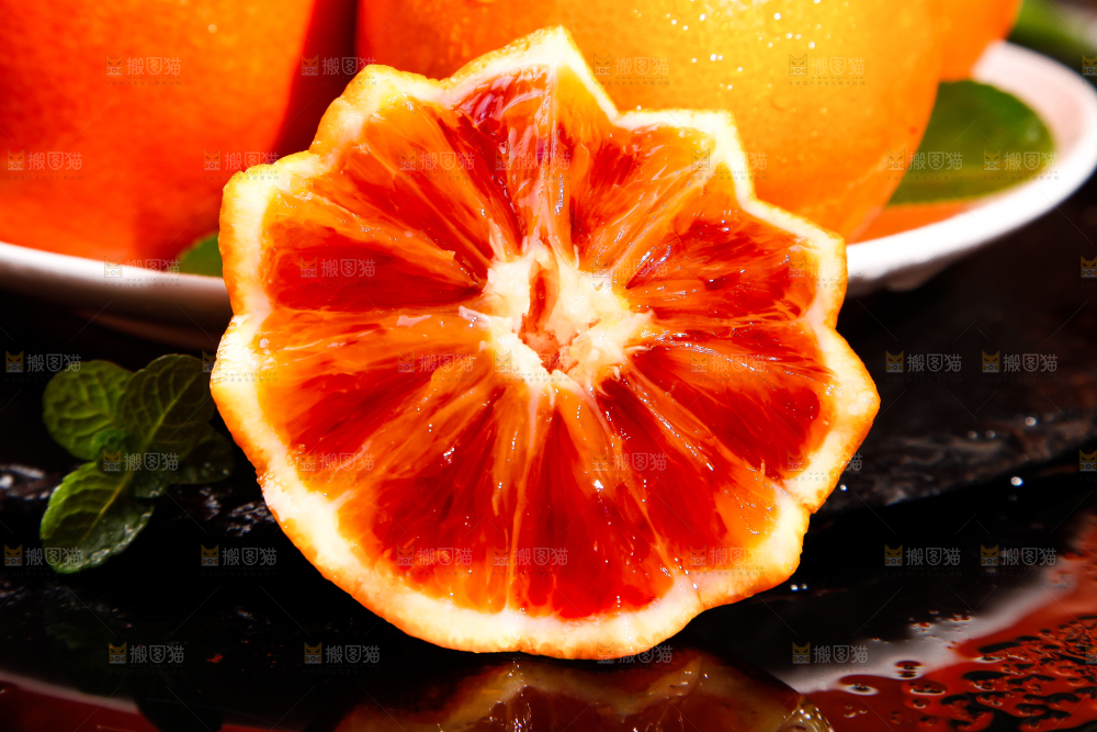 深底上摆放着血橙