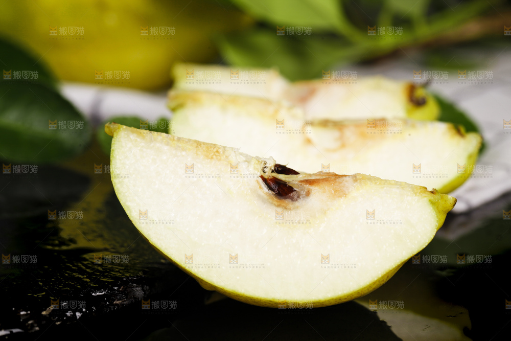 黑底上摆放着红酥梨