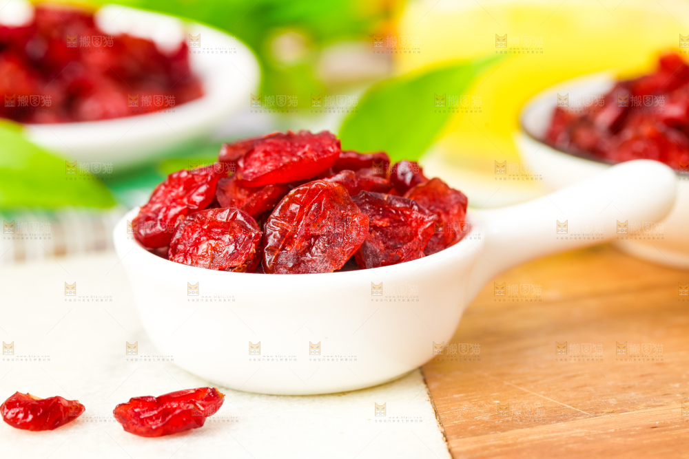 盘子里装着蔓越莓干蜜饯