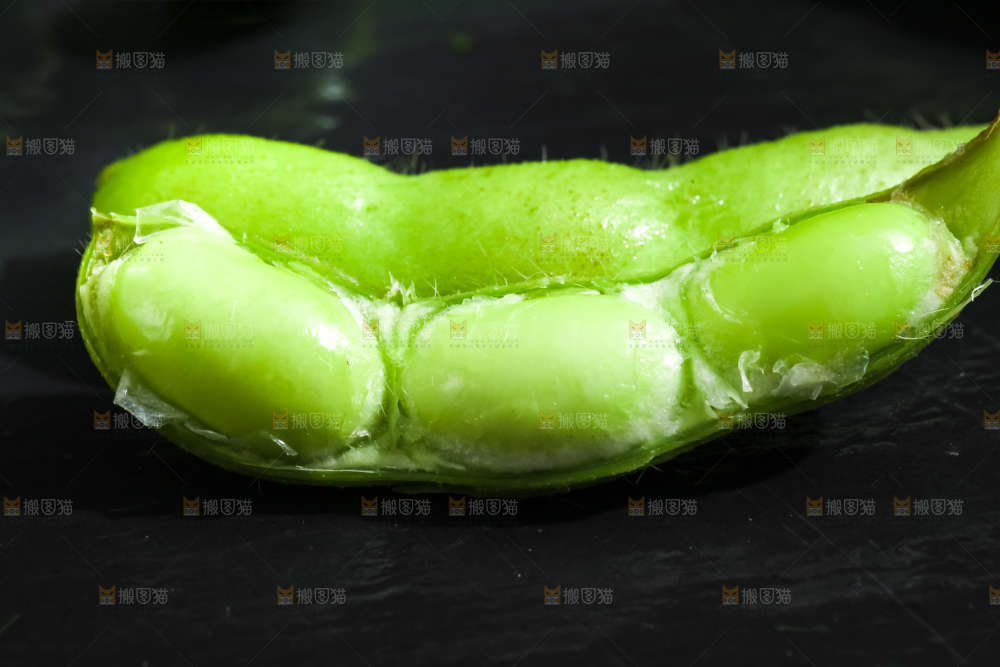 黑底上摆放着湖北毛豆
