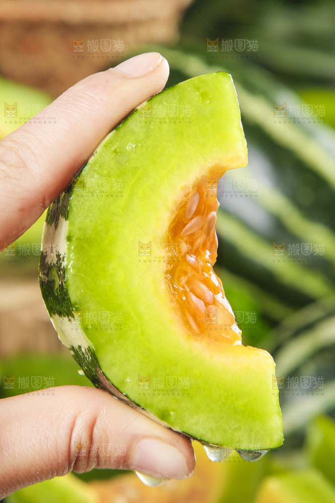 手里拿着羊角蜜甜瓜