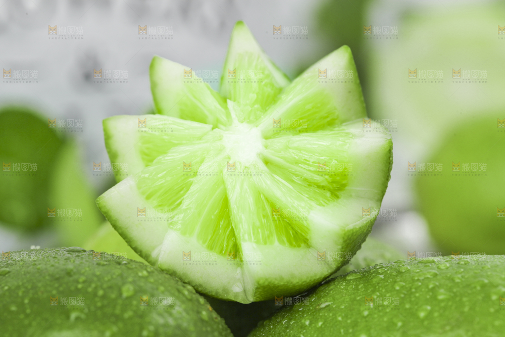 木板上放着香水柠檬