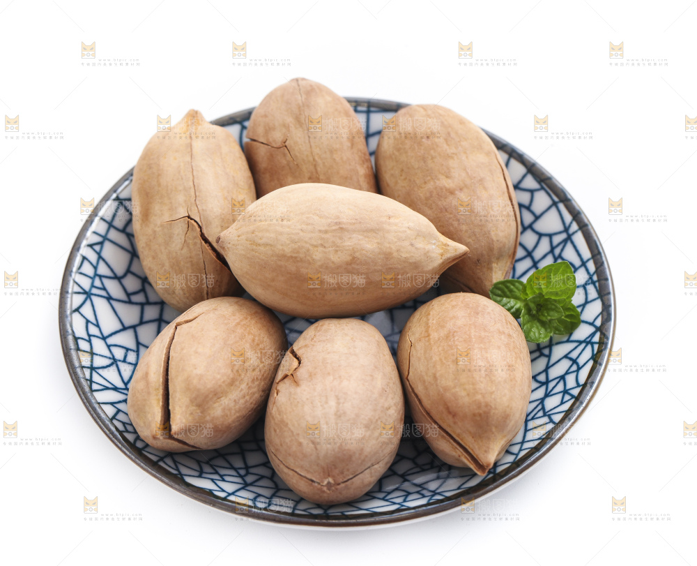 盘子里装着奶香味碧根果