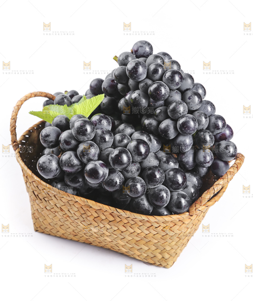 篮子里装着无籽黑提