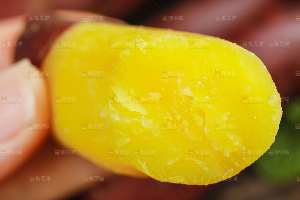 手里拿着小红薯