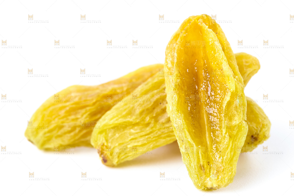白底上摆放着绿宝石葡萄干