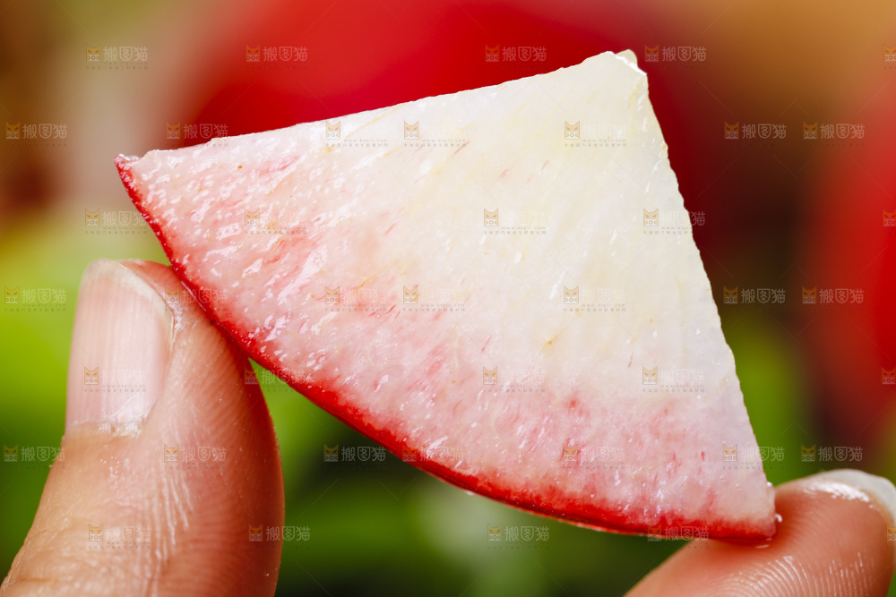 手里拿着一块脆桃