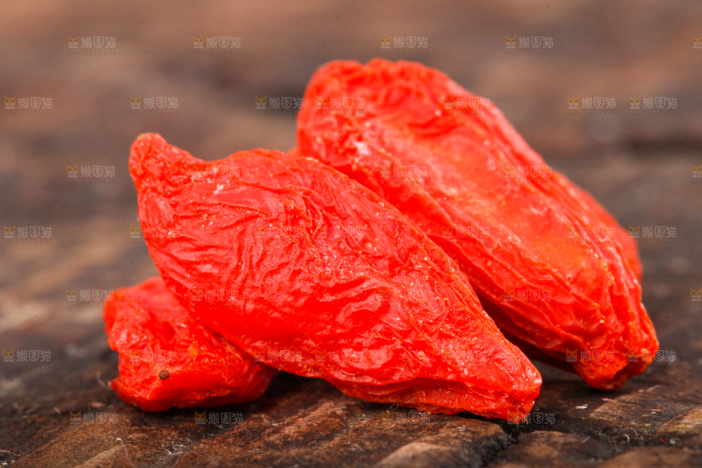 深底上摆放着红枸杞子