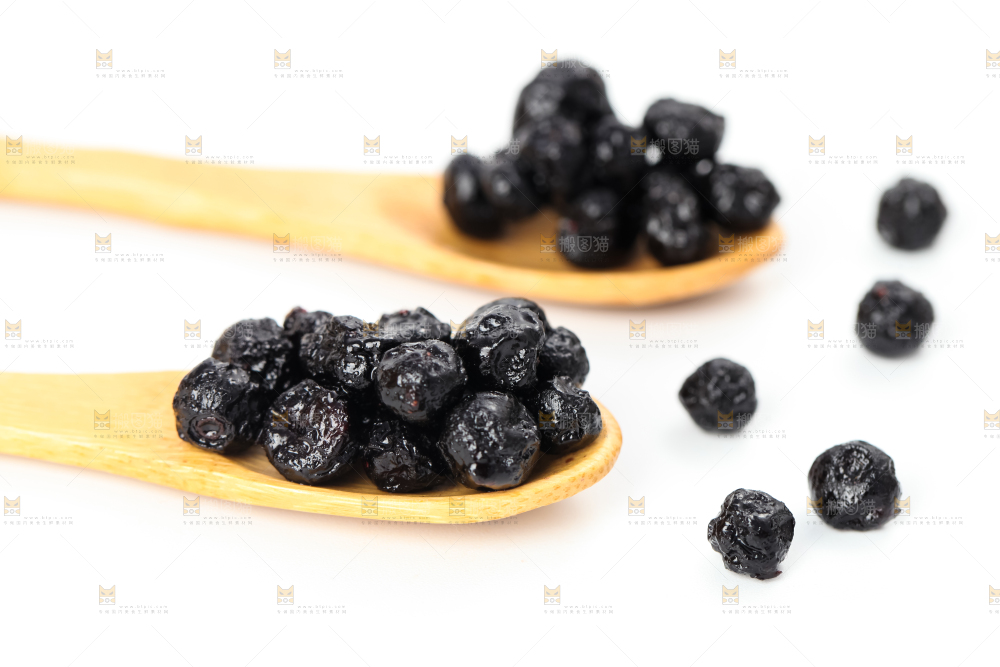 勺子上摆放着蓝莓果干