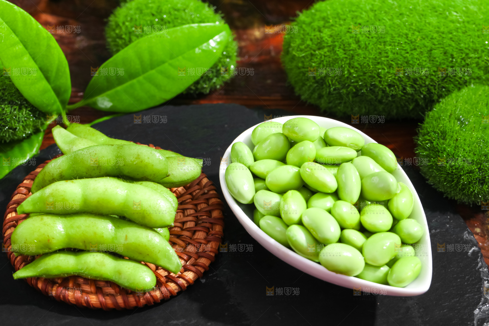 深底上摆放着毛豆