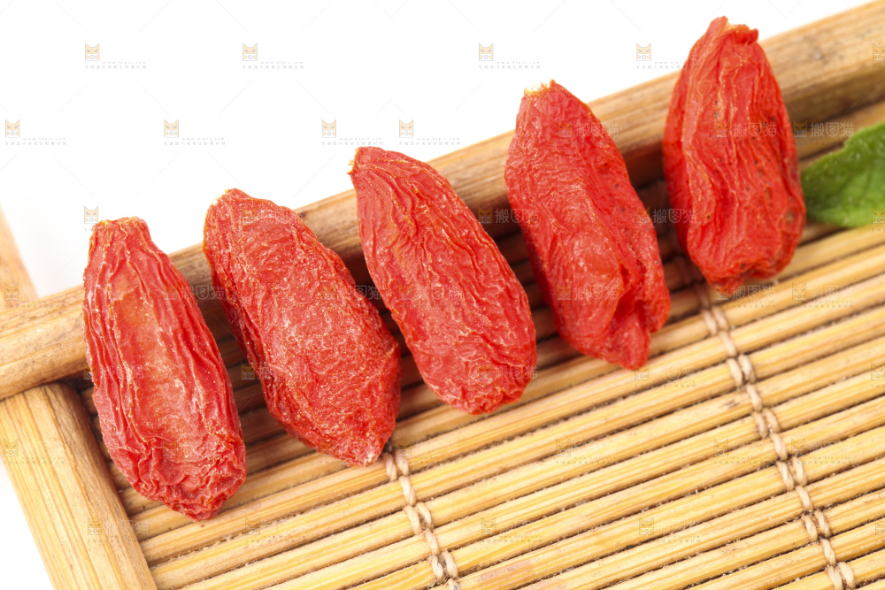 竹垫上摆放着干枸杞
