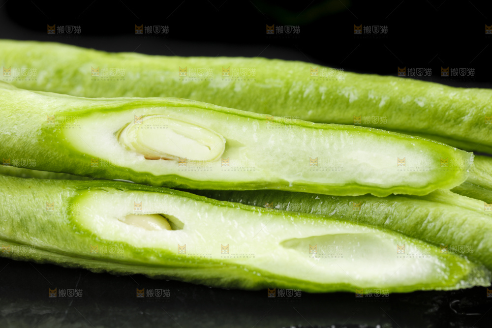 黑底上摆放着长豆角