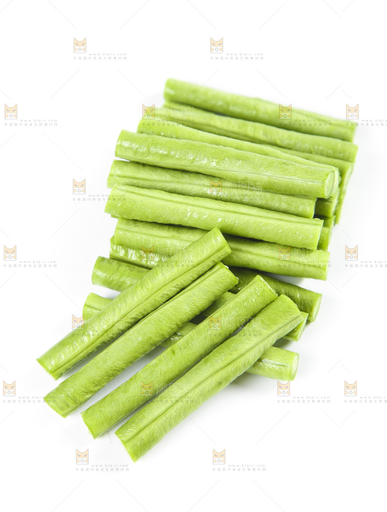 白底上摆放着新鲜豇豆