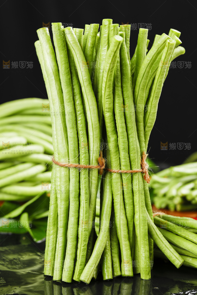 深底上摆放着长豆角