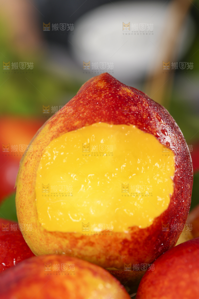 篮子里装着新鲜油桃
