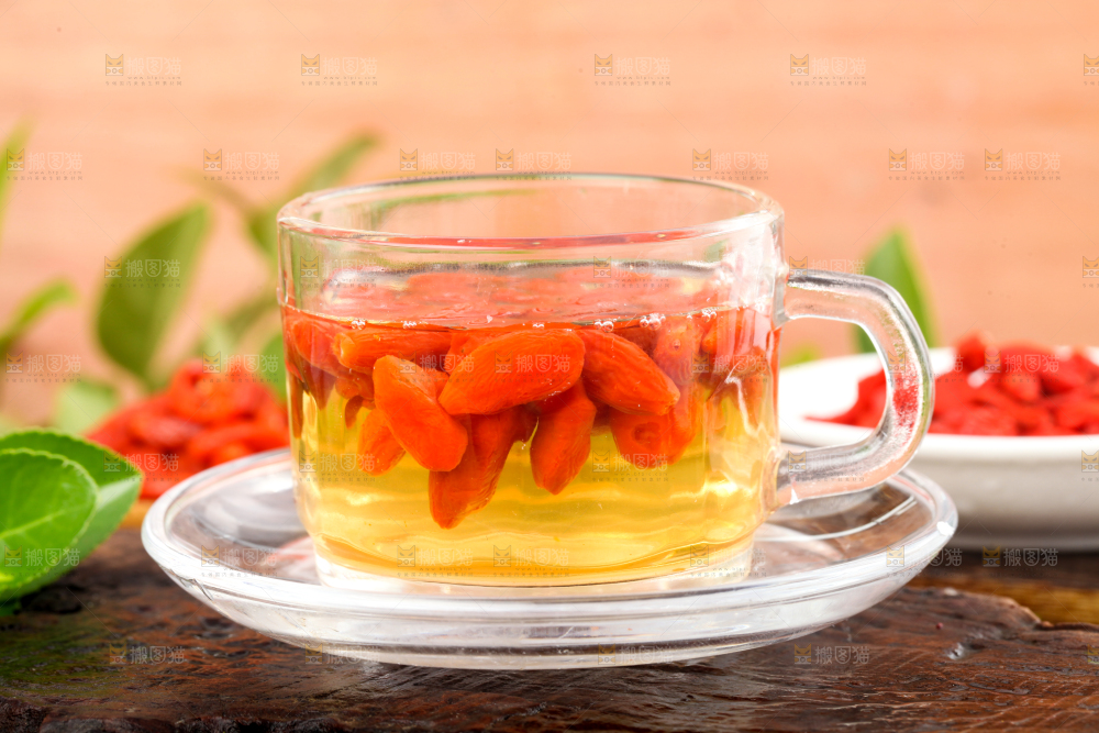 杯子里装着枸杞茶