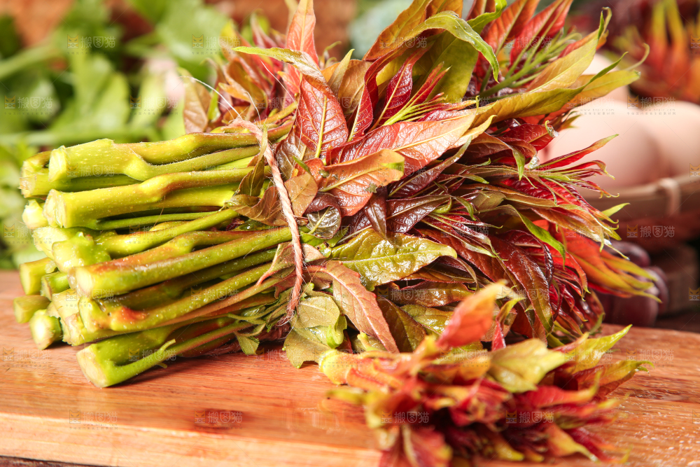 木板上放着香椿芽